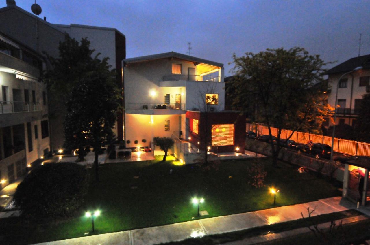 Flatmilan Hotel Cernusco Sul Naviglio Bagian luar foto